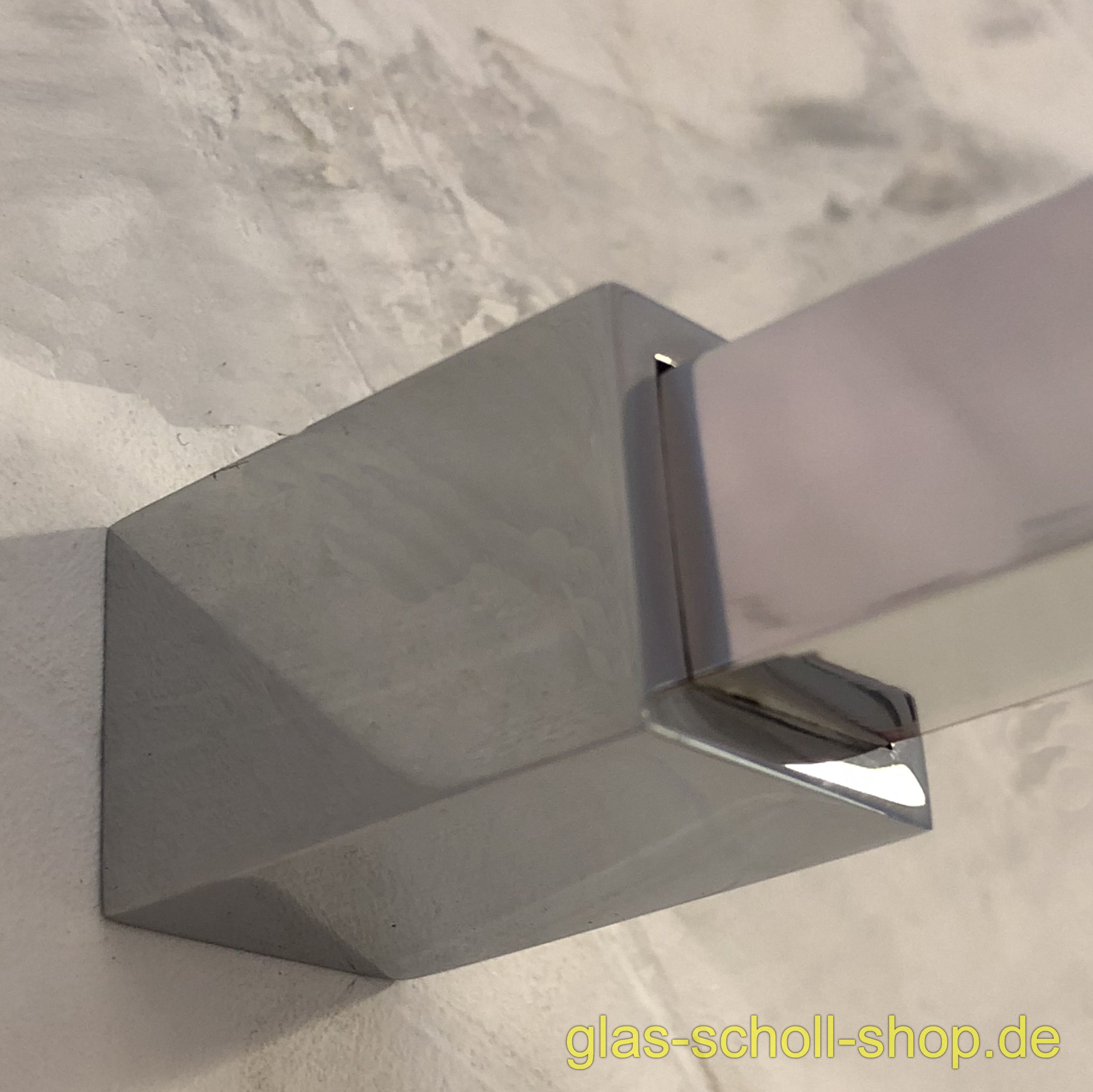 Artikelbild 2 des Artikels “stumpfer 90° Wandadapter für quadr. Stabilisierungsstange 15x15 GLAS-WAND glanzverchromt“
