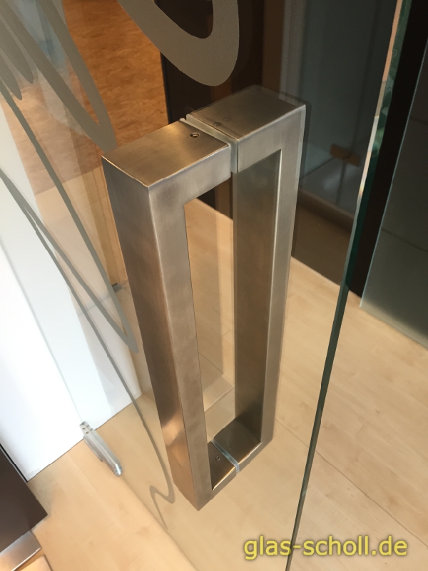 Artikelbild 3 des Artikels “beidseitiger eckiger DESIGN-Edelstahl Stossgriff (Lochb.14mm) Länge 475mm“