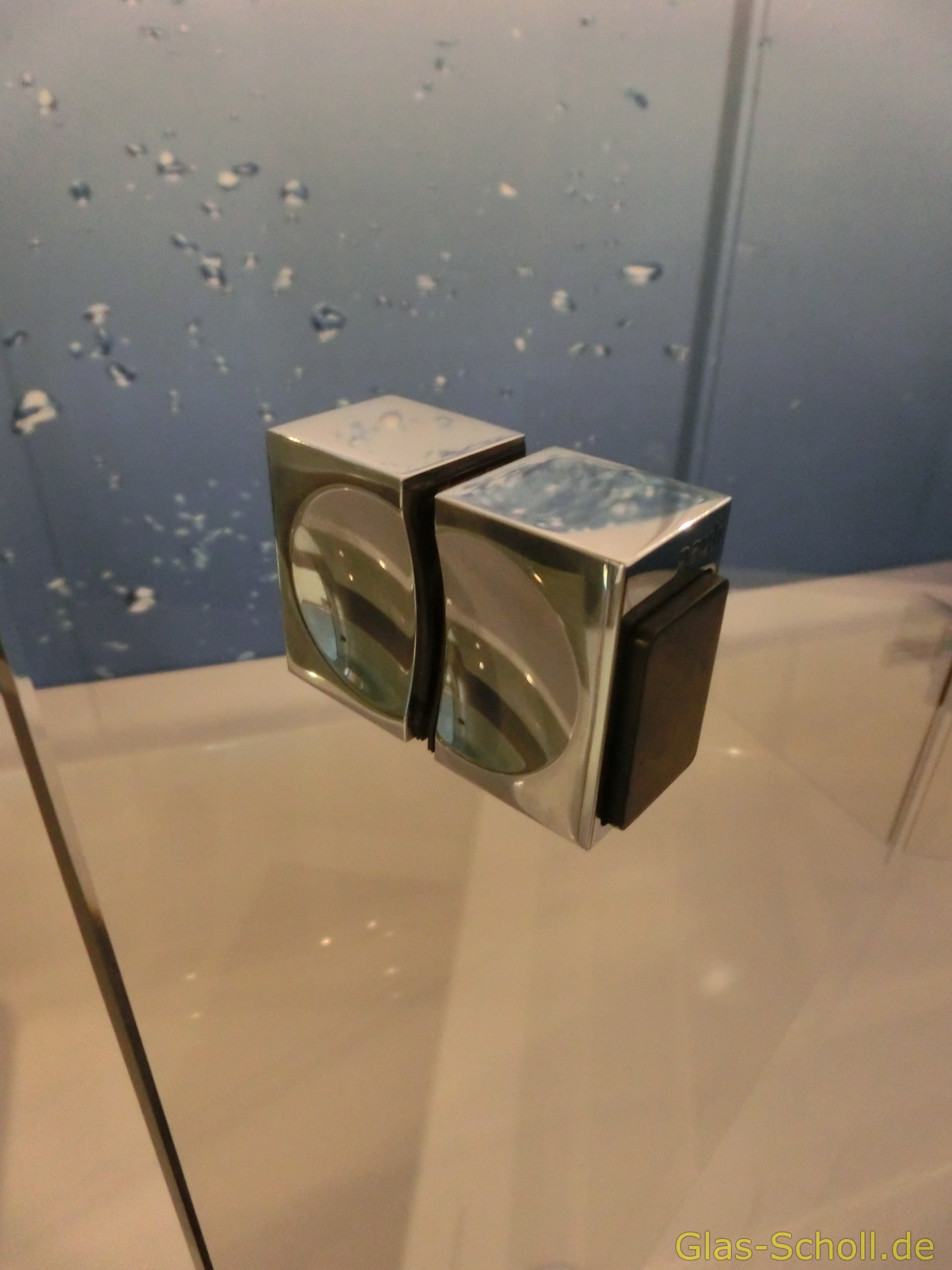 Artikelbild 5 des Artikels “beidseitiger Türgriff eckig, mit einseitigem Gummianschlag für LB 14 mm glanzverchromt“