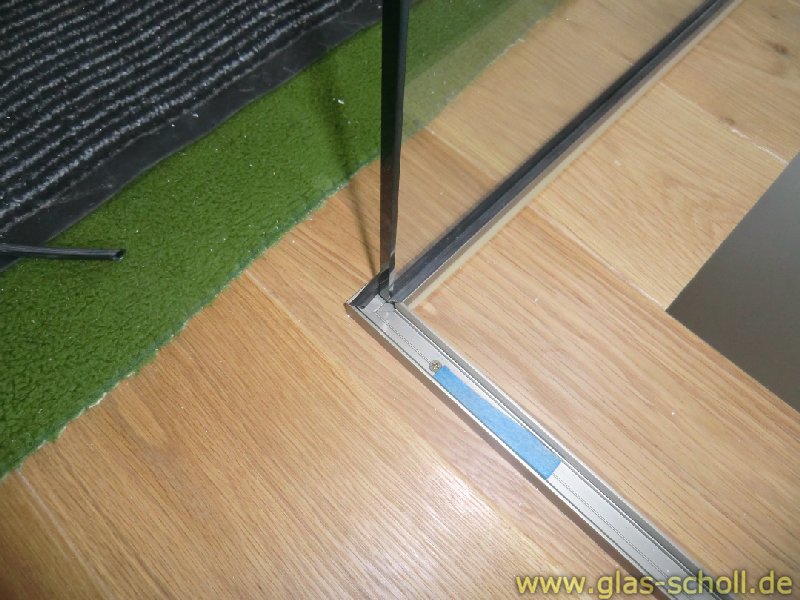 Artikelbild 5 des Artikels “Boden-Wand-Profil mit Silikonband (U-Profil) silber matt“