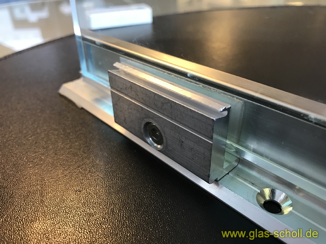 Artikelbild 7 des Artikels “Wandanschlußprofil/Oberlichtprofil Grundprofil 2,0m für 8mm Glas“